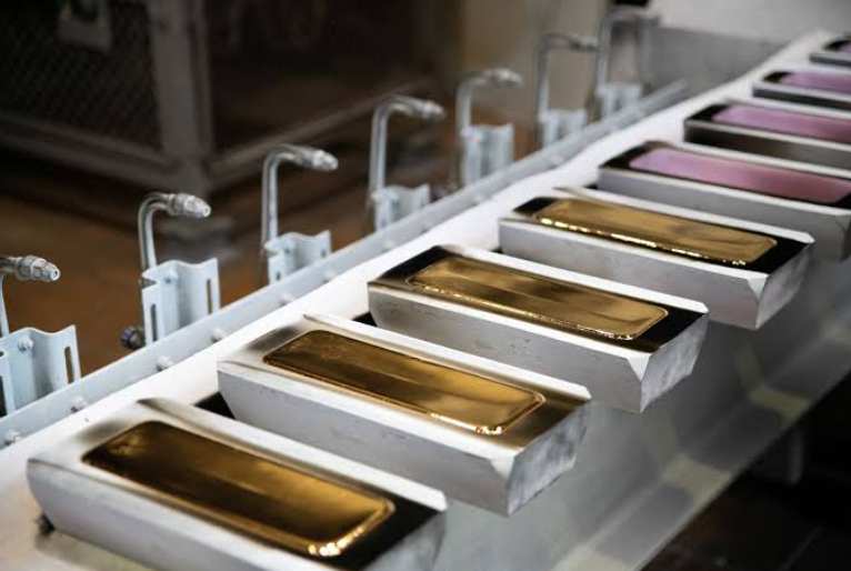 L'or stagne près d'un plus bas de sept semaines avant les données économiques américaines