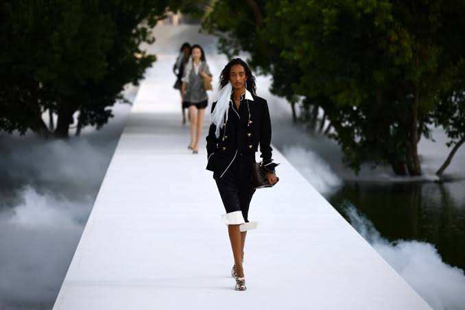 Dior présente des tops transparents et des pantalons métalliques lors du défilé printemps/été 2027