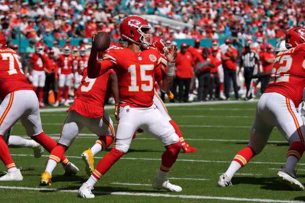 Pro Picks: Patrick Mahomes and the Chiefs will hand the Raiders their first loss