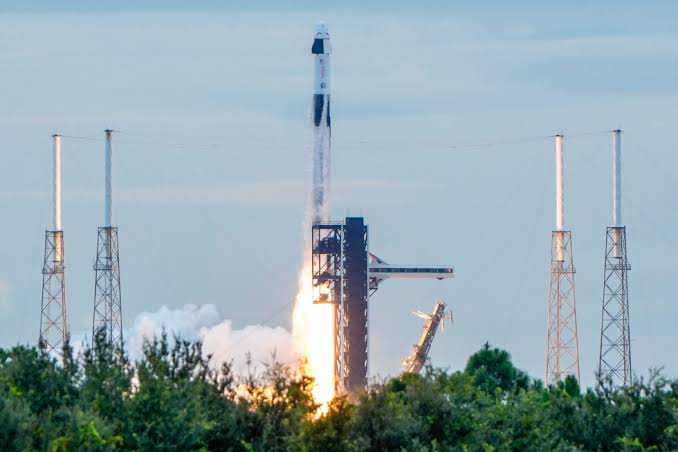 SpaceX lance 4 astronautes sur la voie rapide vers la Station spatiale internationale