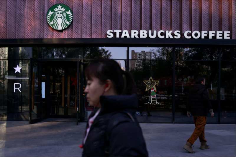 Un membre du Congrès américain demande à Starbucks de fermer ses premiers magasins dans le Xinjiang chinois