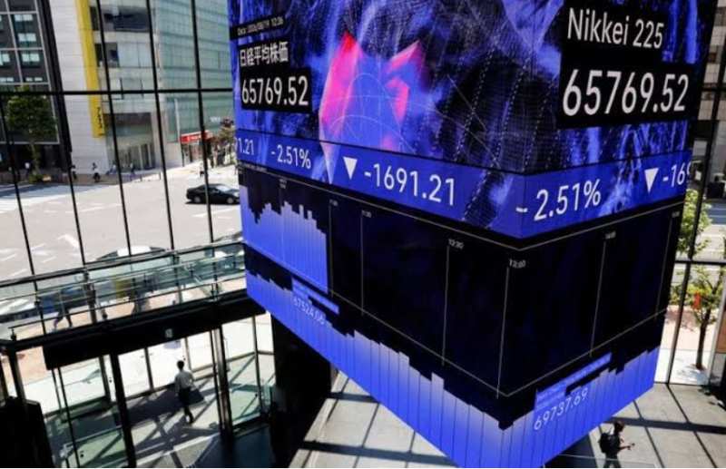 Les actions asiatiques chutent après des fluctuations sauvages sur les obligations et les devises ; les données sur l'emploi américain approchent