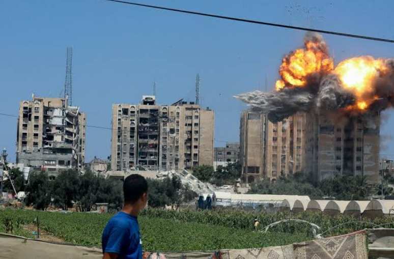 Frappe aérienne israélienne tue cinq personnes dans un immeuble résidentiel à Gaza tôt samedi