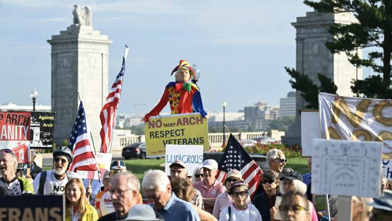 Veteranos y Demócratas Protestan Arco de Trump Cerca de Elecciones de Mitad de Período