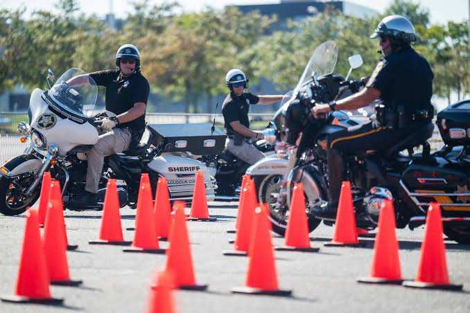 Sur des Harleys et des BMW, les policiers rugissent lors d'un rodéo de moto de police