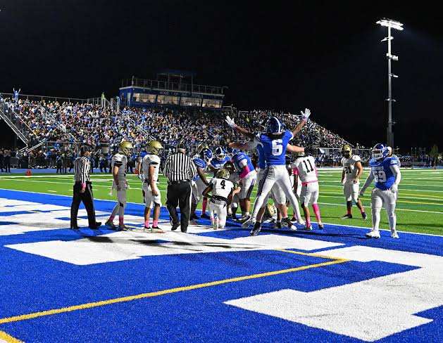 Larkin accueille ses premiers matchs de football universitaire dans le nouveau stade sur le campus « dans notre jardin »