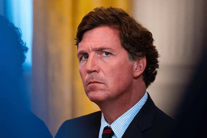 塔克·卡尔森声称英国不应与希特勒作战，引发强烈反弹