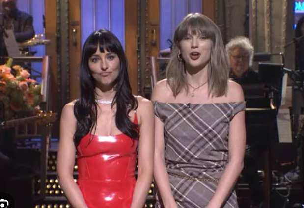 Surprise ! Taylor Swift interrompt le monologue de Dakota Johnson dans « SNL »