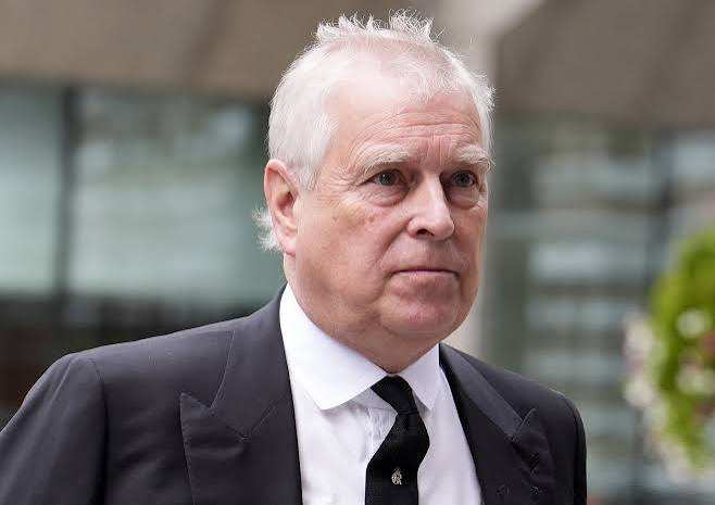 Andrew Mountbatten-Windsor poursuit la police pour des mandats de perquisition