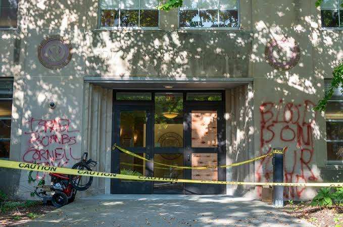 Protestas en la Universidad de Cornell se intensifican con pintura en aerosol y cristales rotos