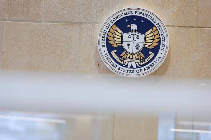 فاحصو جهة رقابية أمريكية للمستهلكين يتبنون نهجًا أخف وسط ضغوط وتهديدات، حسب مصادر