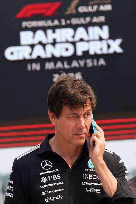 Le patron de Mercedes Wolff dénonce les allégations 'stupides' selon lesquelles l'équipe favoriserait Antonelli au détriment de Russell