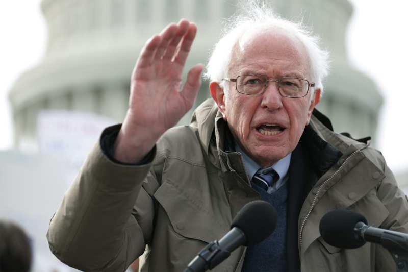 Sanders apoya al candidato al Senado de Maine en un mitin