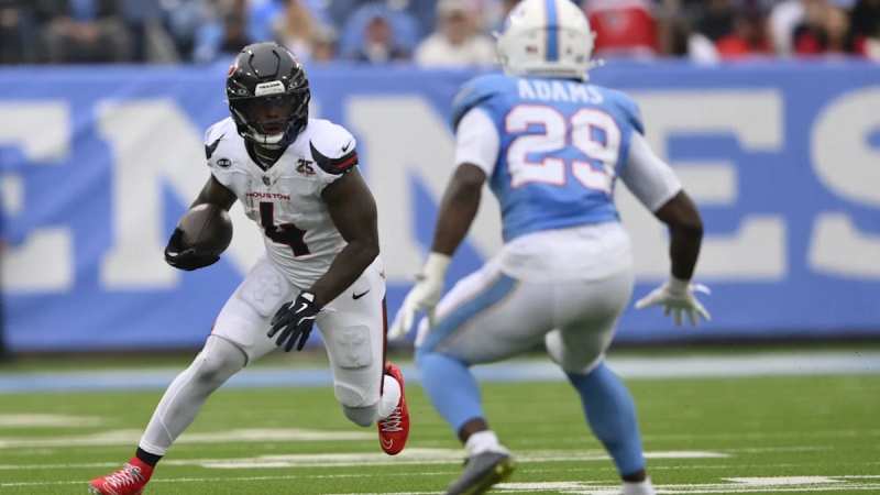 Woody Marks Races to 85 Yards in Week