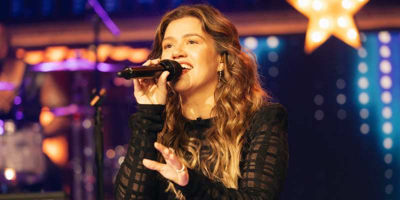 Kelly Clarkson Sparks Brooklyn Toy Store Feud