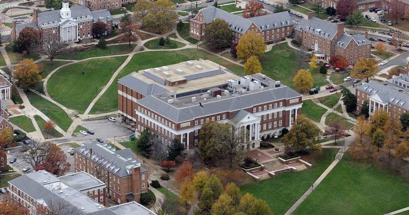 Equipo de Tenis de la Universidad de Maryland Suspendido por Racista