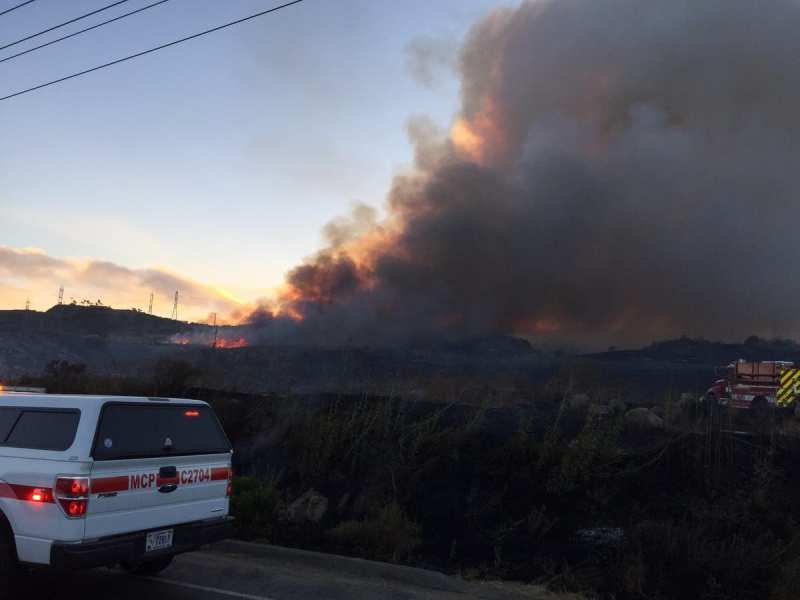 Feu de broussailles menaçant des maisons à Camp Pendleton