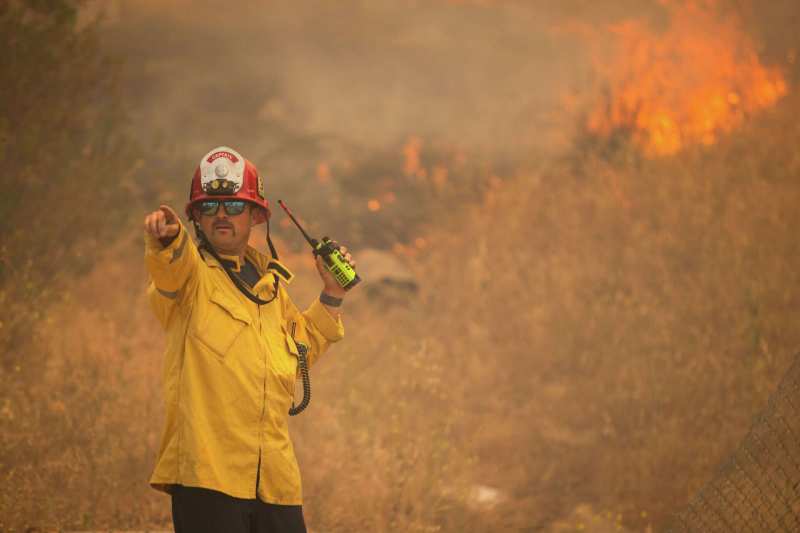 Incendie de forêt dans le sud de la Californie forçant des évacuations massives