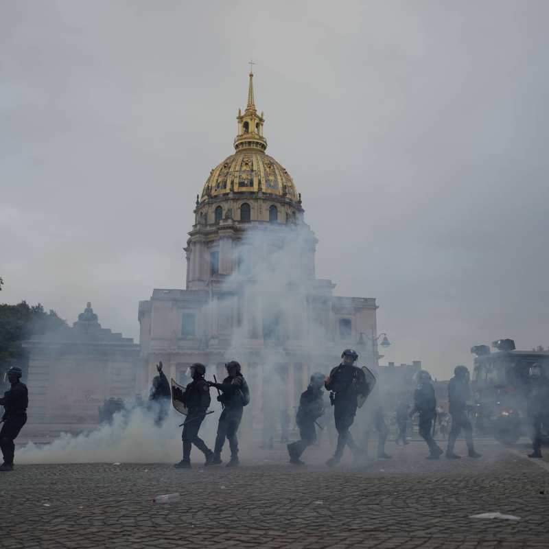 Les manifestations en France s'intensifient avec le déploiement de gaz lacrymogène