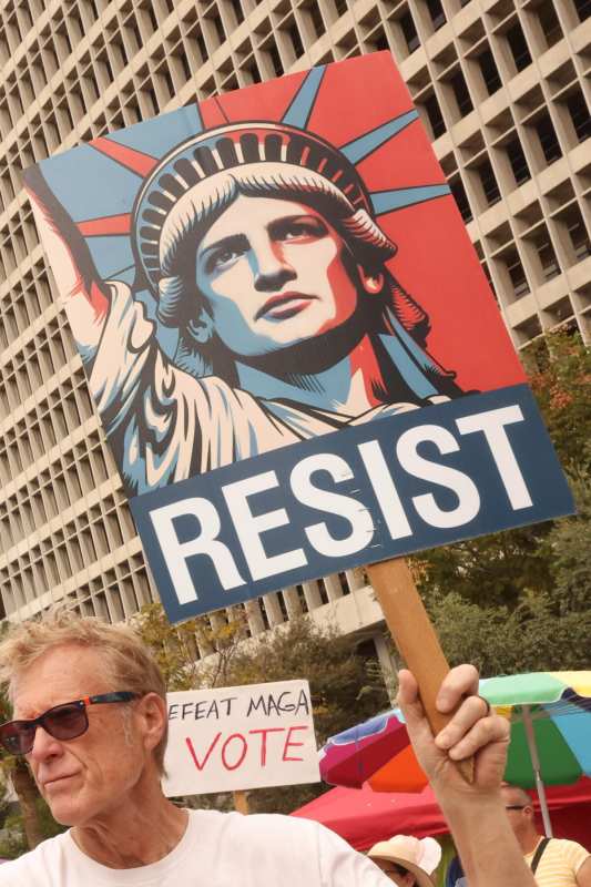 Manifestación 'No Kings' en Los Ángeles insta a la votación anticipada