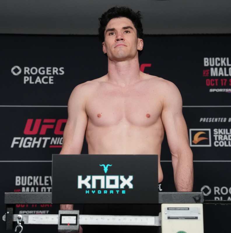 Mike Malott met KO Joaquin Buckley à Edmonton