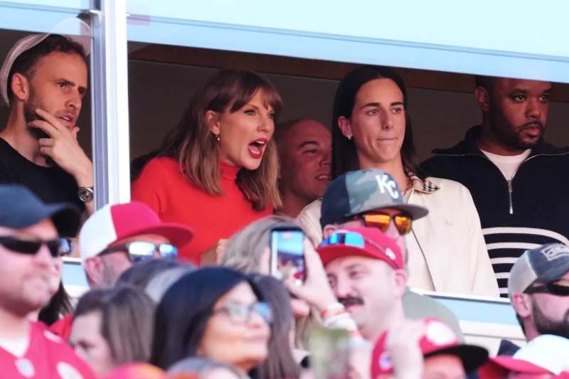 Swift et Clark rejoignent le match des Chiefs après le gala d'Hollywood