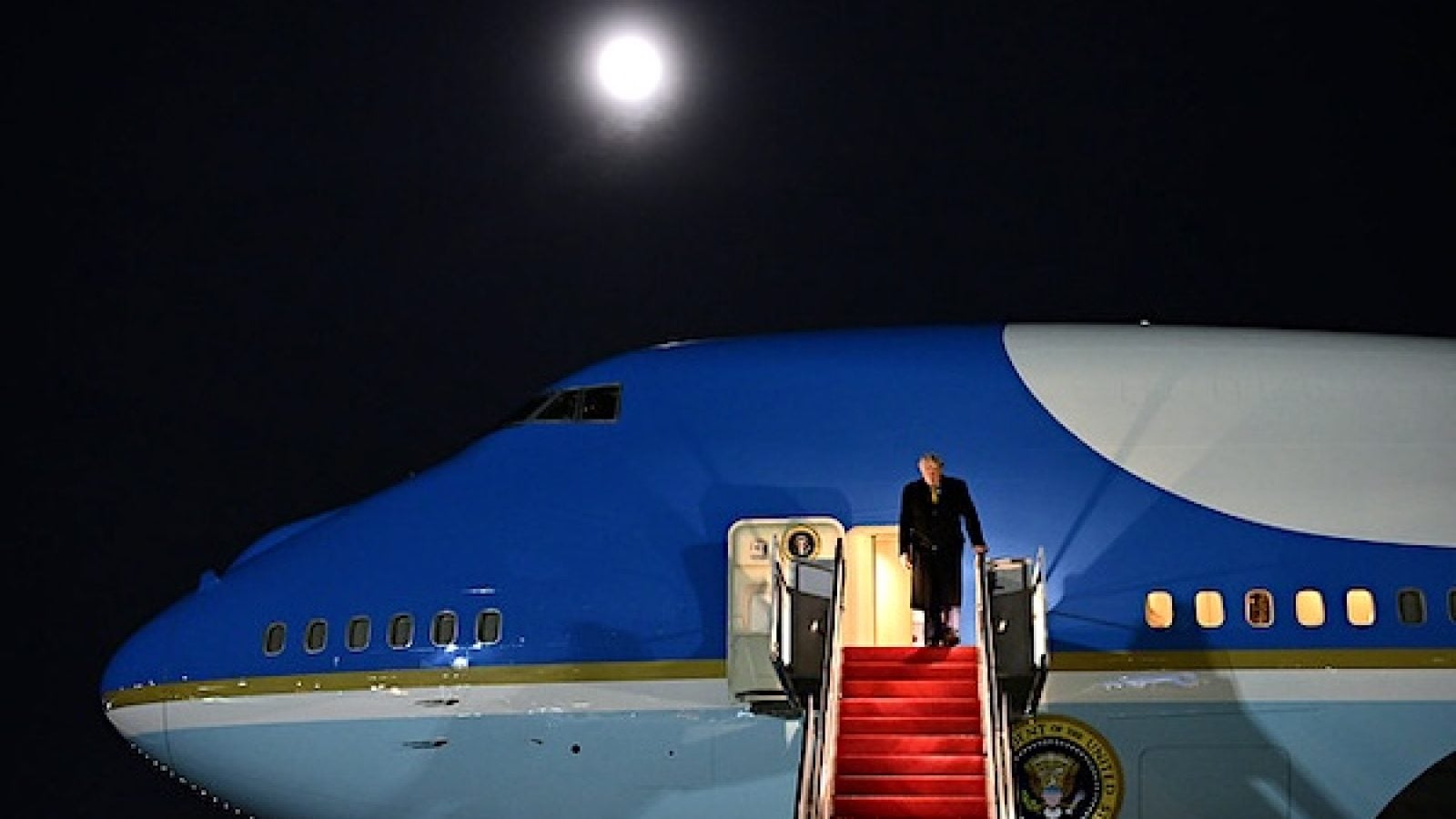 ट्रम्प ने क्यूबा को दी चेतावनी: अमेरिका वेनेजुएला से तेल और वित्तीय प्रवाह रोकेगा