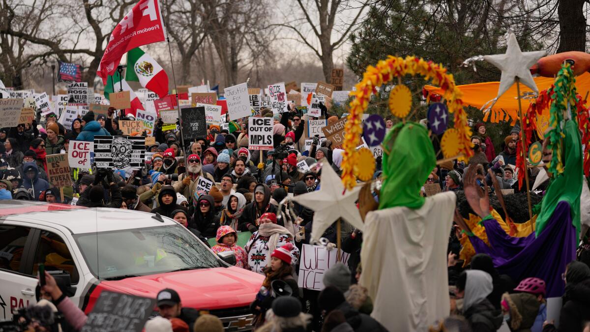 Agentes federales llevan a cabo redadas de inmigración en Minneapolis tras tiroteo fatal