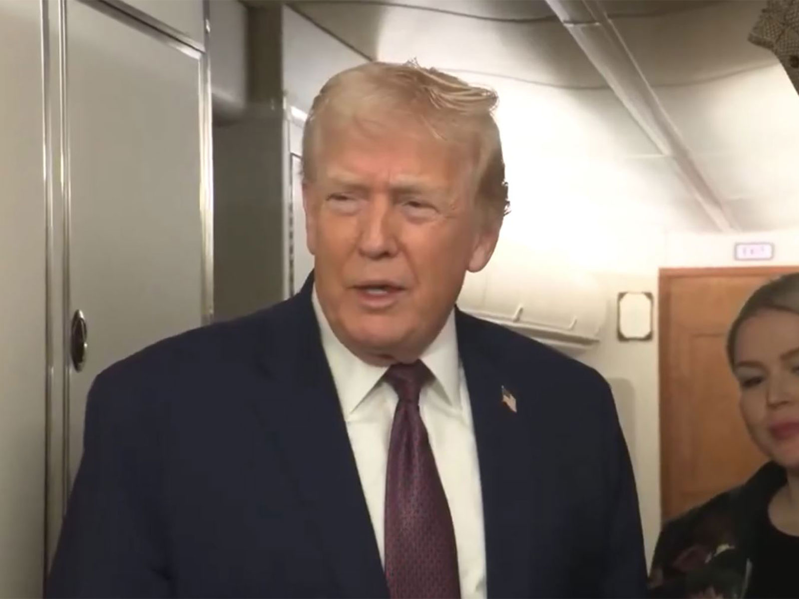 特朗普宣布对与伊朗贸易的国家征收25%关税，并警告可能采取军事行动