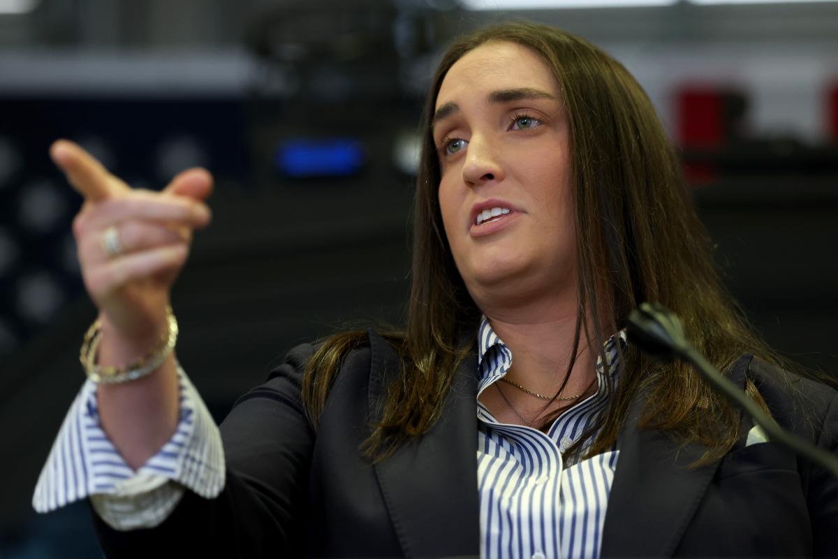 Former ICE deputy launches bid against veteran congresswoman