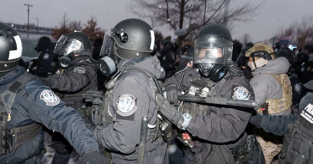 Manifestantes anti-ICE ahuyentan a activistas de extrema derecha en Minneapolis