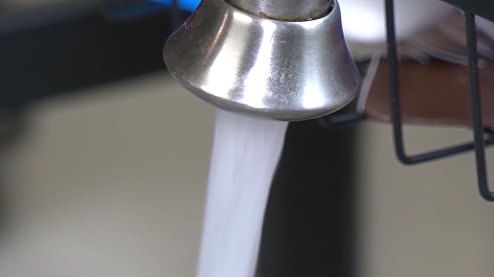 अमेरिकी शहरों में जल प्रणाली की समस्याएँ, चेतावनियाँ और समझौते