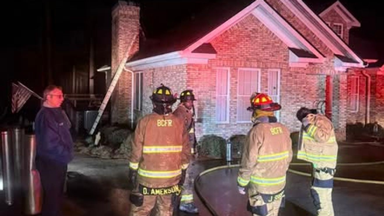 Bomberos de EE. UU. responden a múltiples incendios en estructuras en todo el país