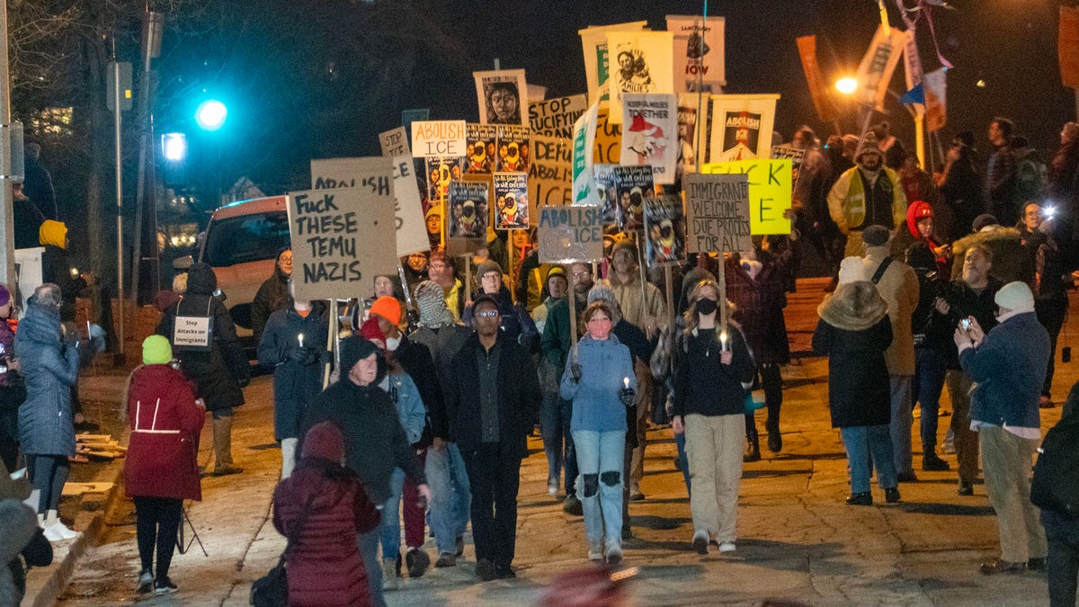 مسؤولو الهجرة يطلقون النار على مقيمين في مينيابوليس