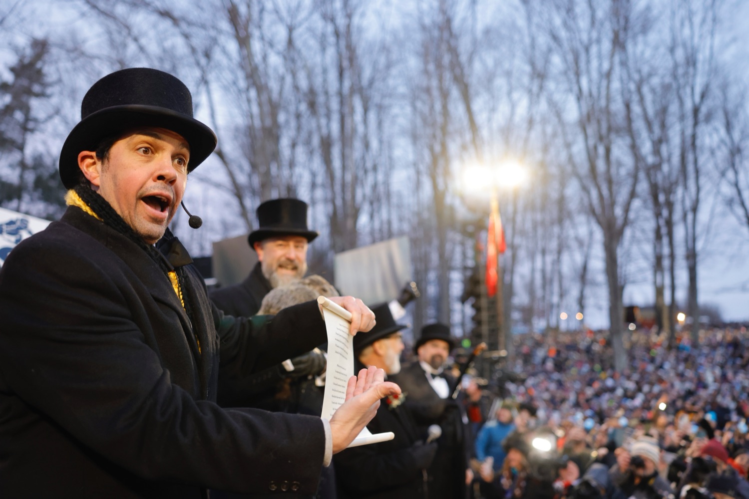 بونكسوتاوني فيل يتنبأ بستة أسابيع أخرى من الشتاء