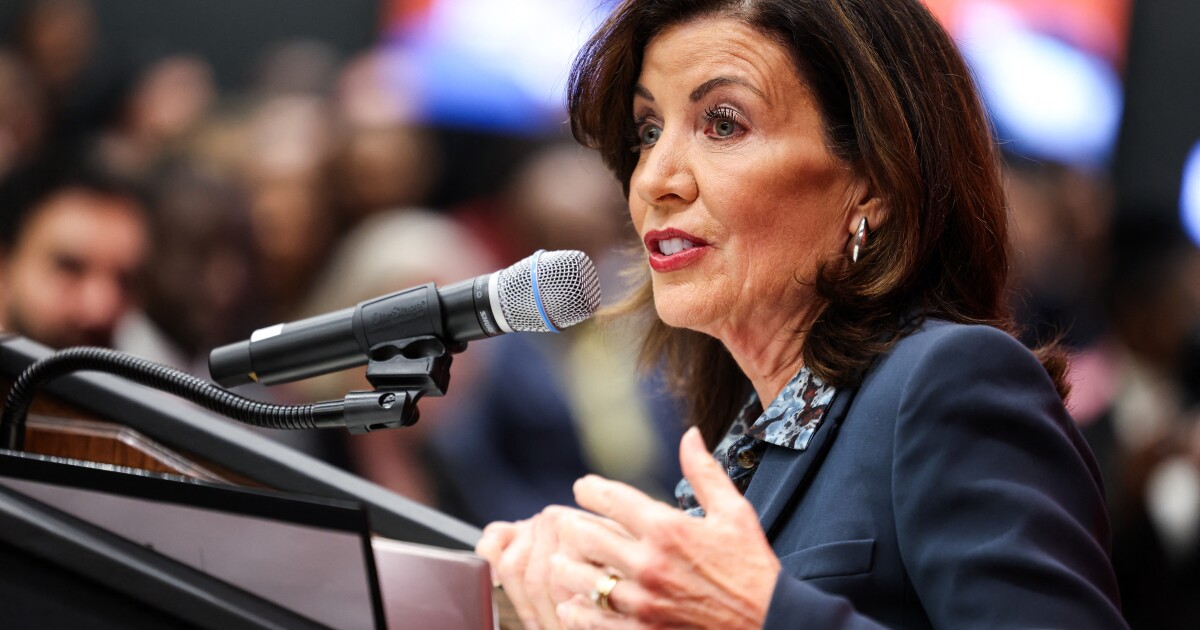 霍赫尔选择亚当斯为竞选搭档，并推动禁止警方与移民机构合作的立法