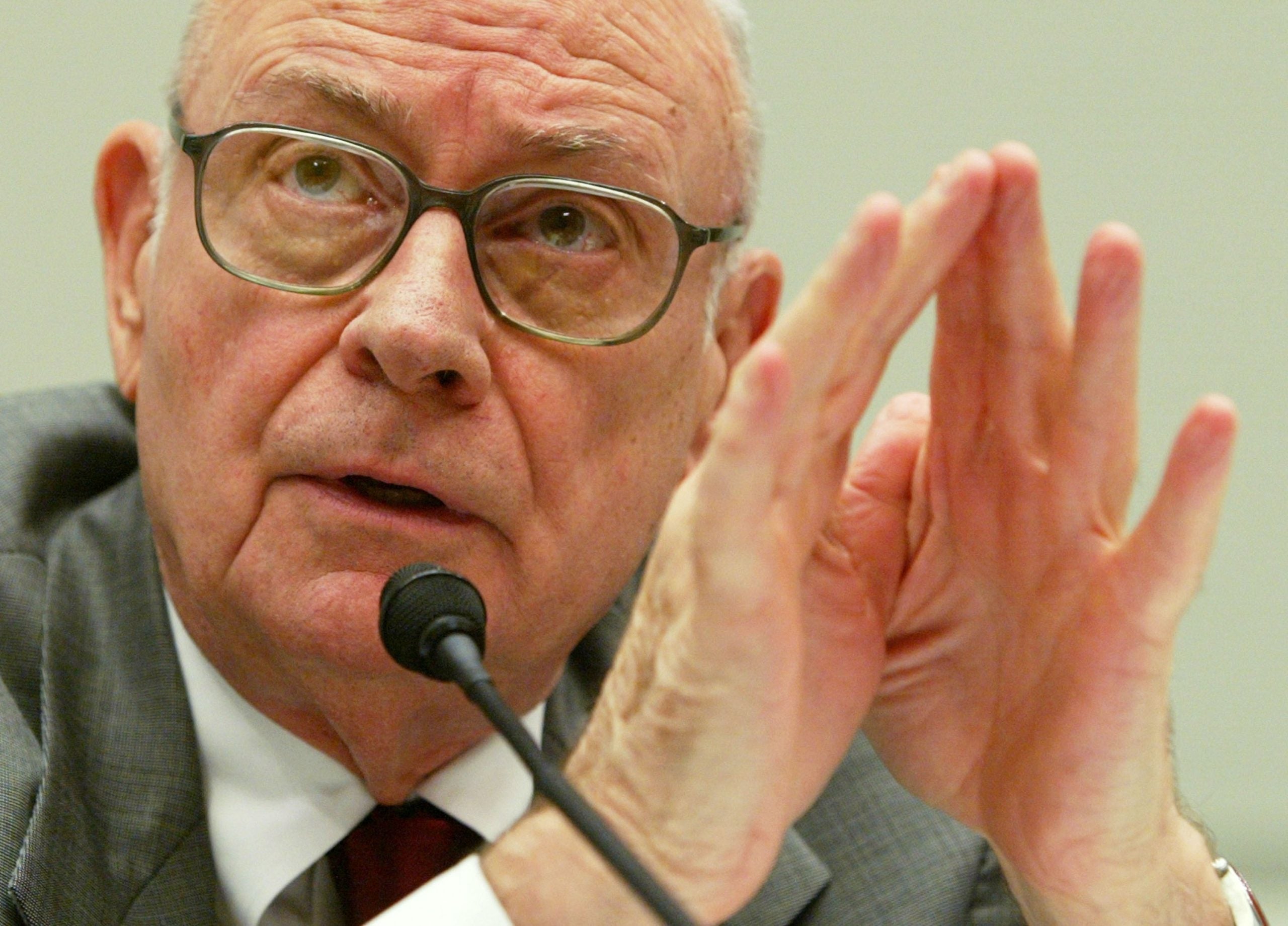 وفاة لي هاميلتون، السياسي المخضرم الذي مثل إنديانا في الكونجرس لعقود