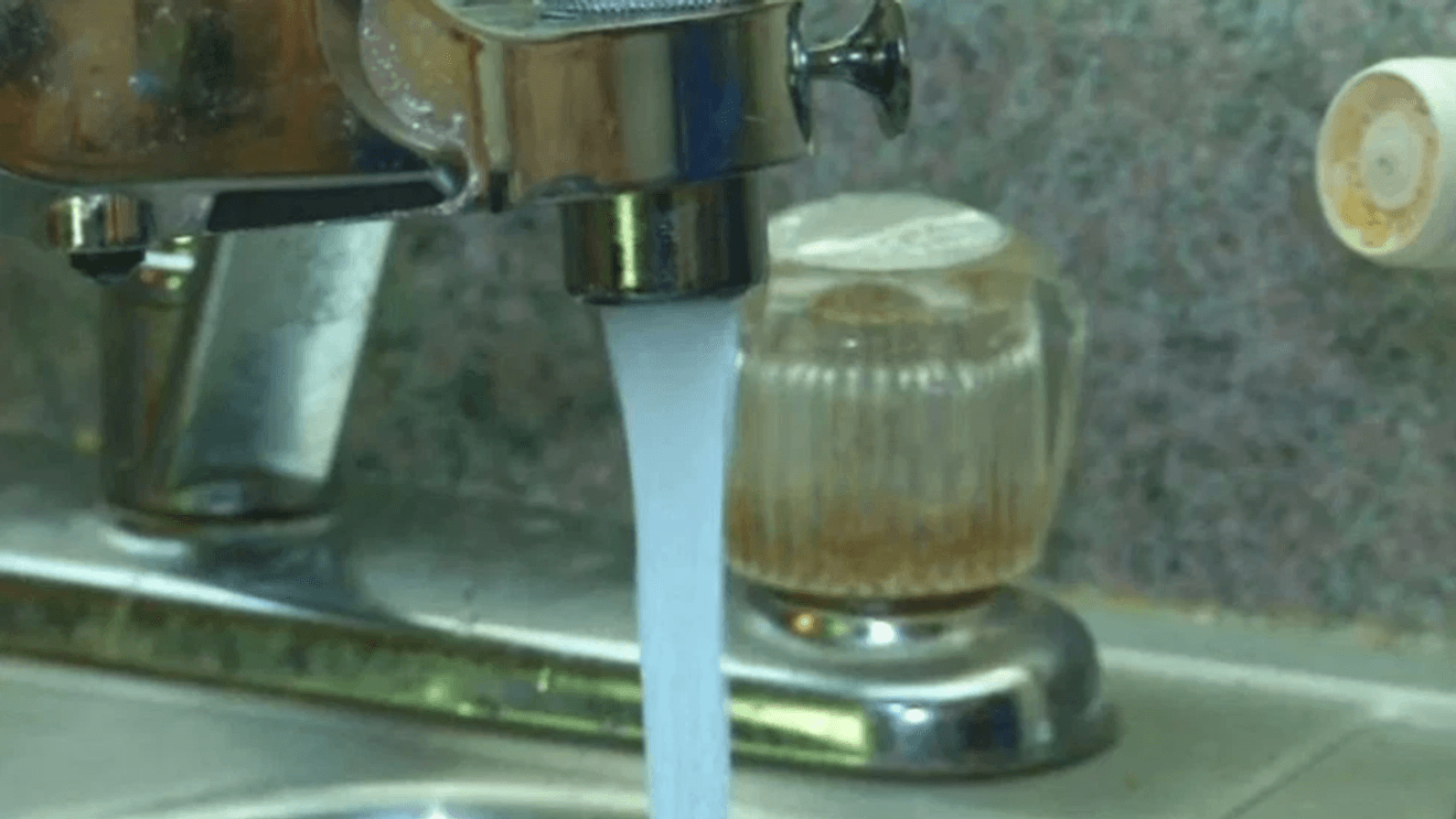 Advertencias sobre el agua, daños e inversiones en todo el país tras problemas de infraestructura