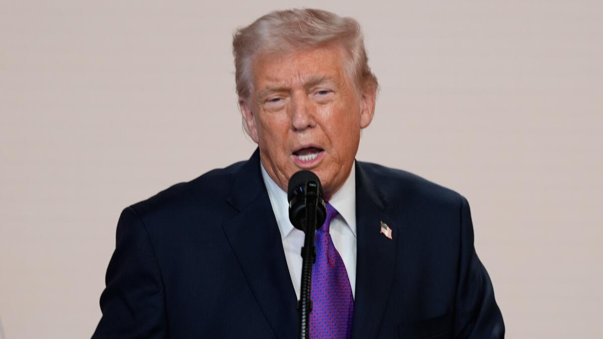 ट्रम्प ने ओबामाओं को वानरों के रूप में चित्रित करने वाला वीडियो साझा किया, जिसे बाद में हटा दिया गया