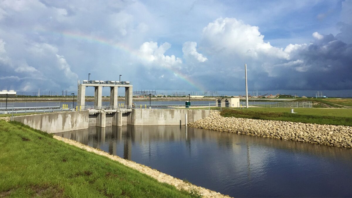 EE.UU.: Autoridades de agua emiten advertencias, restricciones y restablecen servicio tras cortes; advierten sobre sequía.