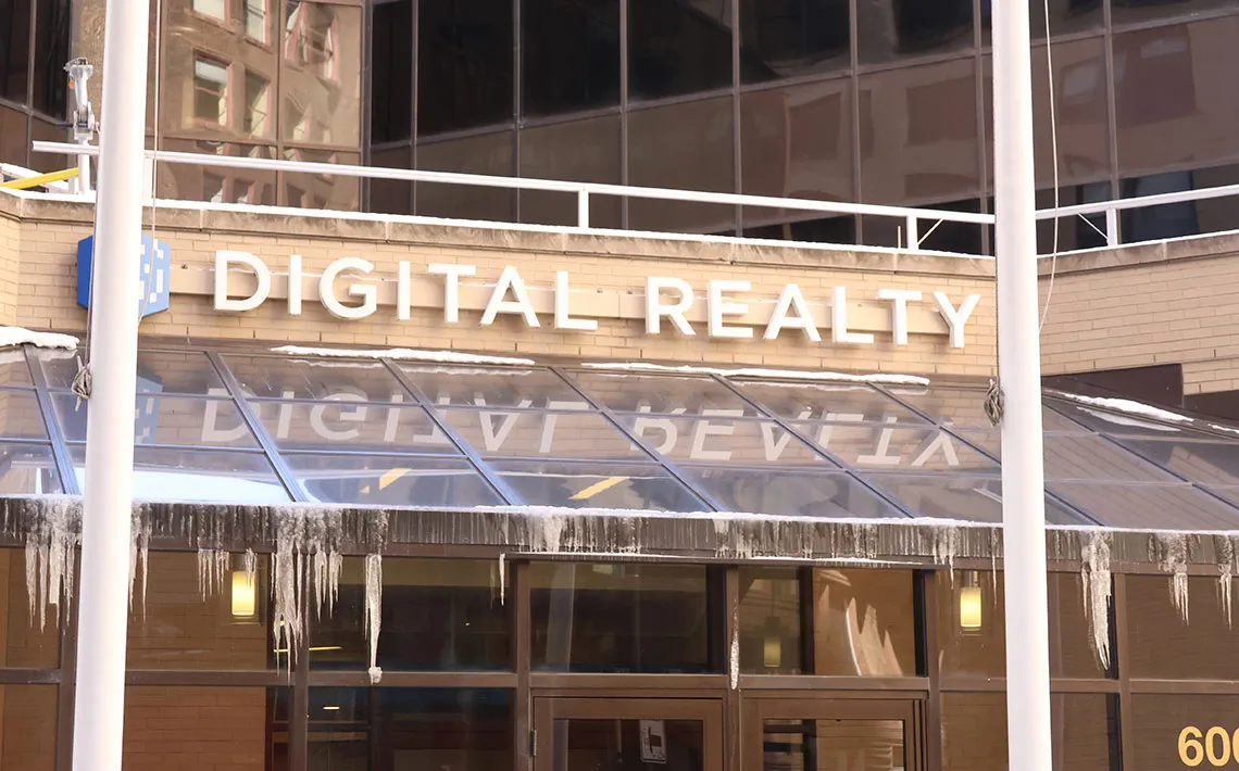 Le gouverneur Pritzker propose un budget de 56 milliards de dollars, un moratoire de deux ans sur les incitations aux centres de données