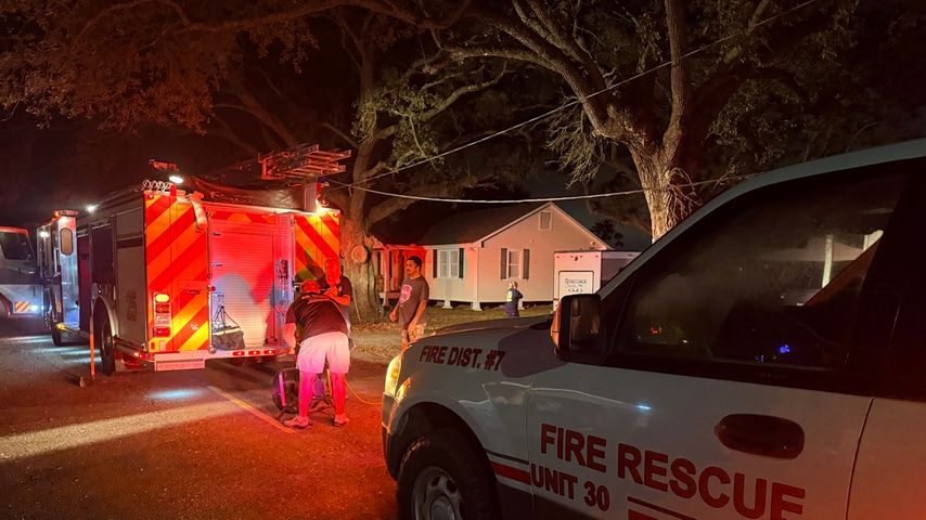 美国多地住宅发生火灾，消防员紧急响应