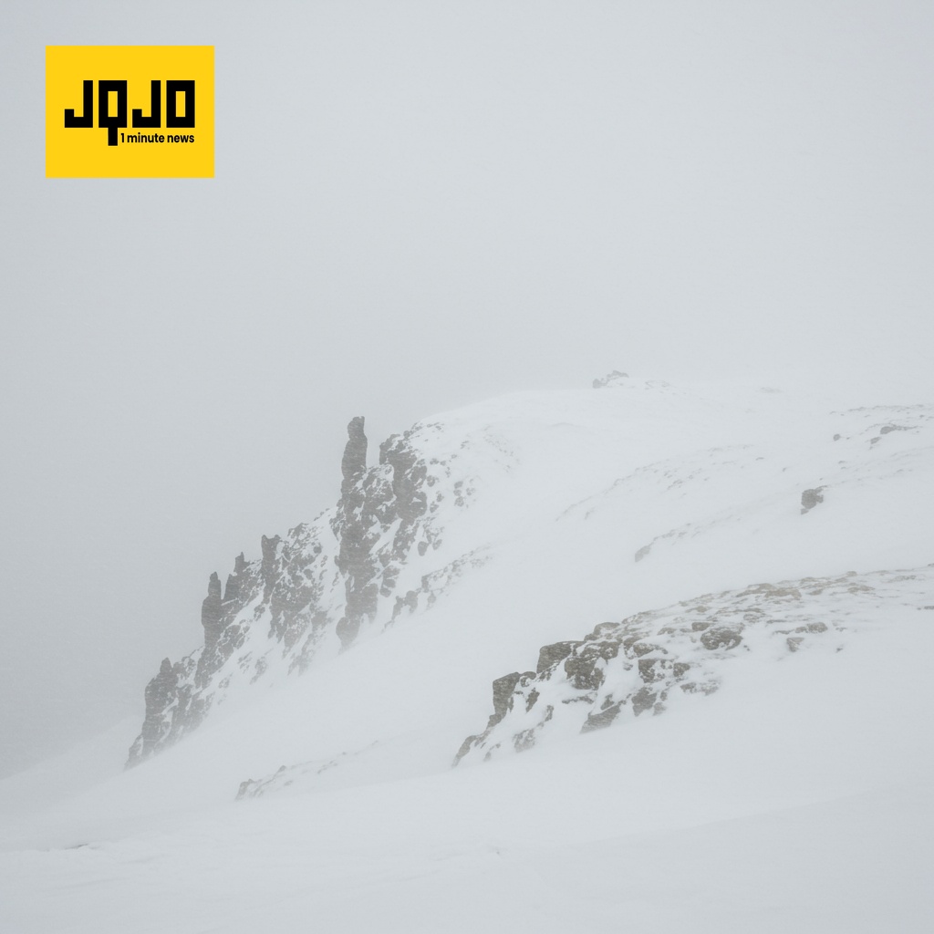 Hundreds of hikers hit by snowstorm on Mount Everest