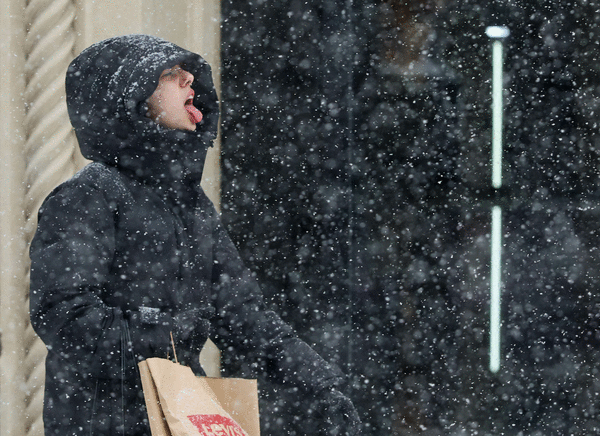 عاصفة شتوية قياسية تتسبب في إلغاءات وتأخيرات واسعة النطاق في شيكاغو