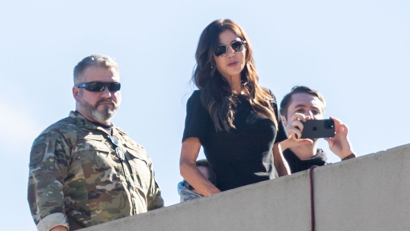 الولايات المتحدة توسع قيود السفر بعد دعوة لإطلاق النار على الحرس