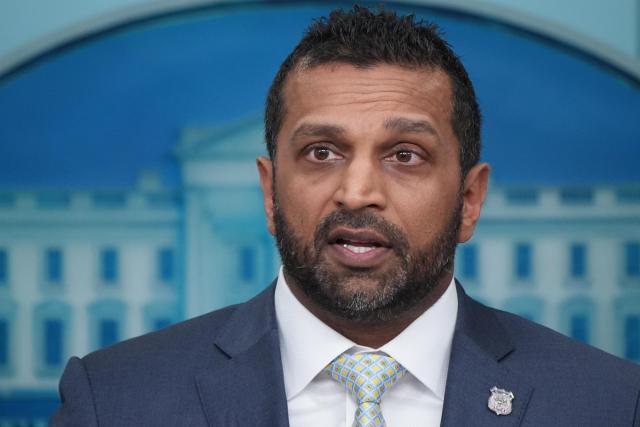 Anciens agents du FBI licenciés après s'être agenouillés intentent une action pour retrouver leur emploi