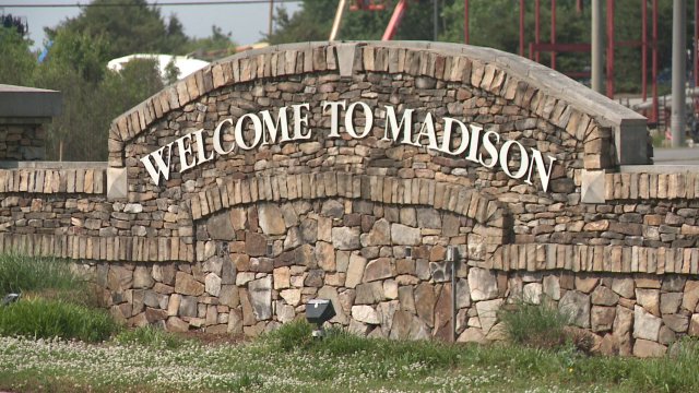 Ciudades de Alabama demandan para cambiar la distribución de impuestos de ventas en línea