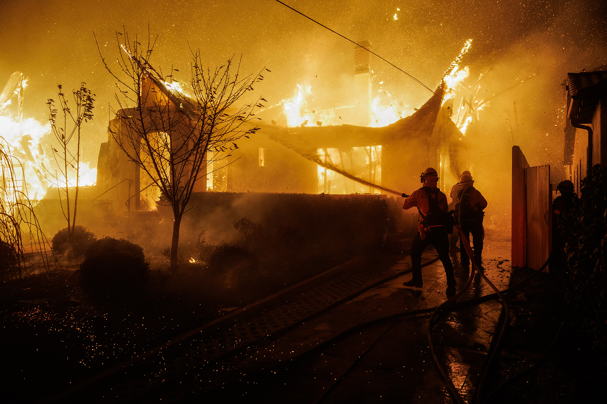 न्यूज़ॉम संघीय सहायता की तलाश में, राष्ट्रीय मीडिया में उपस्थिति बनाए हुए
