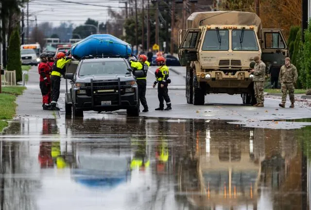 L'air arctique frappe le nord des États-Unis alors que des inondations catastrophiques ravagent le Nord-Ouest du Pacifique