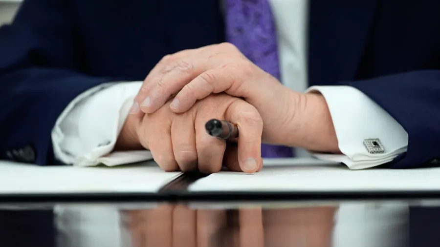 إدارة ترامب تعلن اتفاقيات لخفض أسعار الأدوية الأمريكية وزيادة التصنيع المحلي